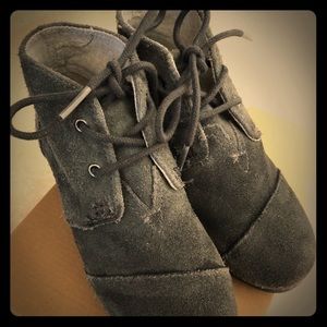 TOMS youth desert wedge Sz 13